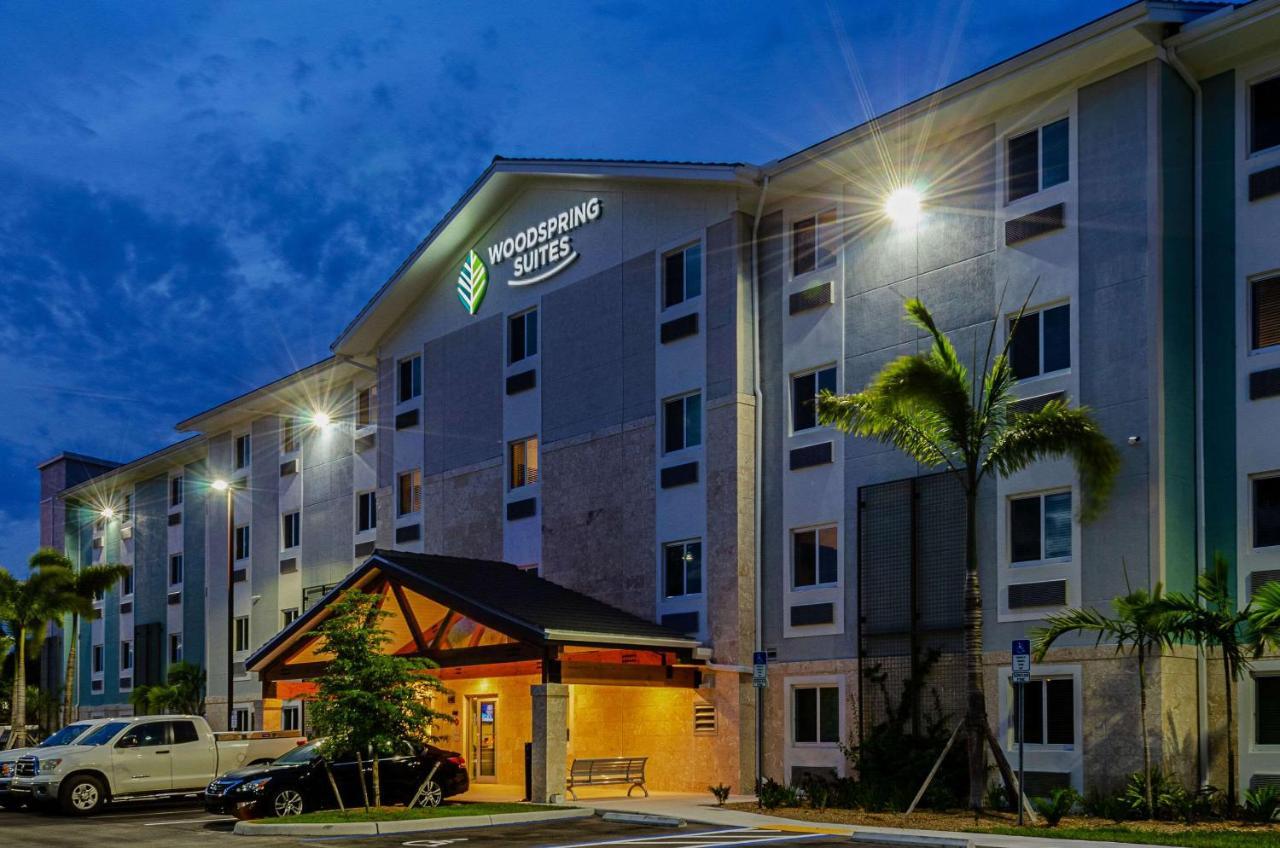 Woodspring Suites Naples Golden Gate Esterno foto