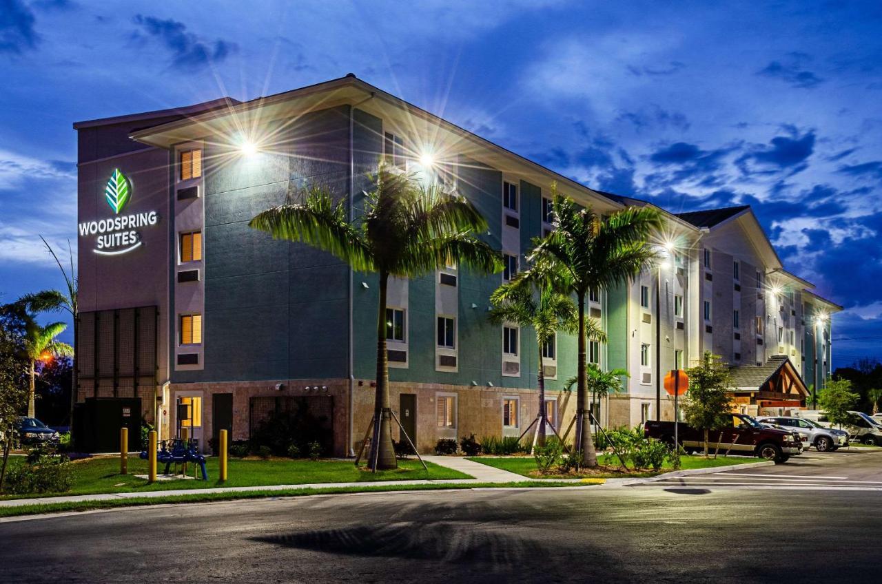 Woodspring Suites Naples Golden Gate Esterno foto
