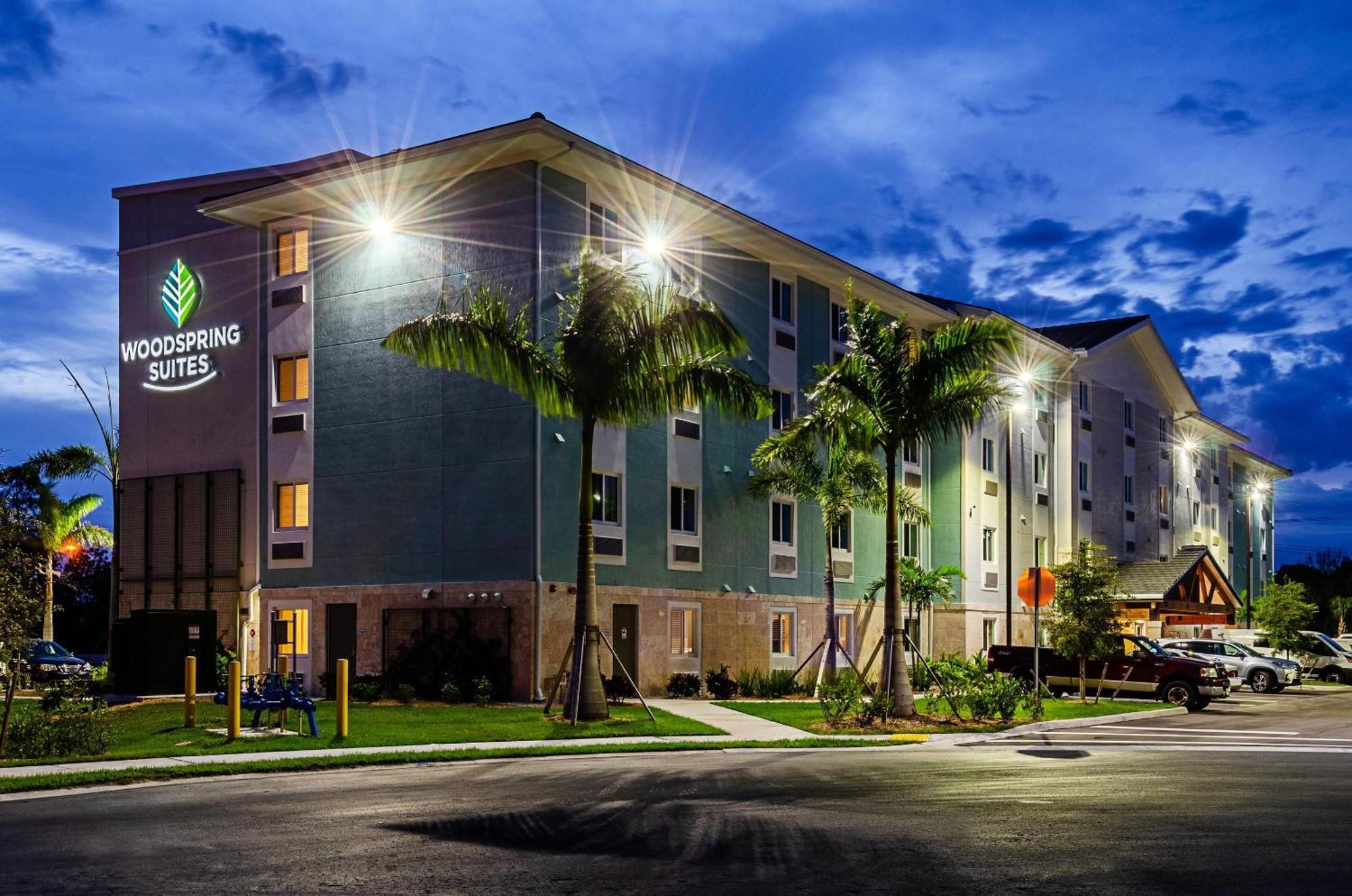 Woodspring Suites Naples Golden Gate Esterno foto