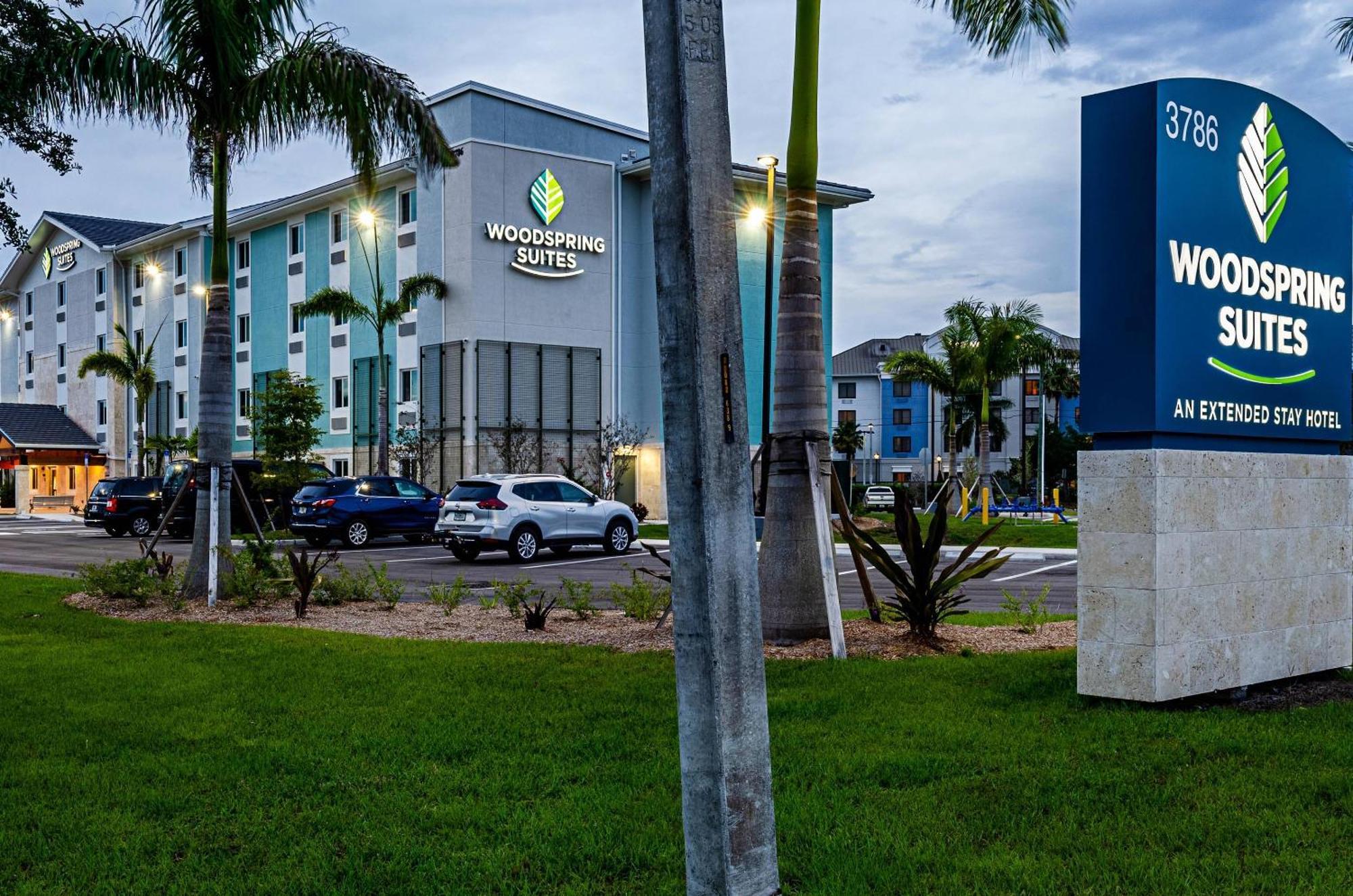 Woodspring Suites Naples Golden Gate Esterno foto