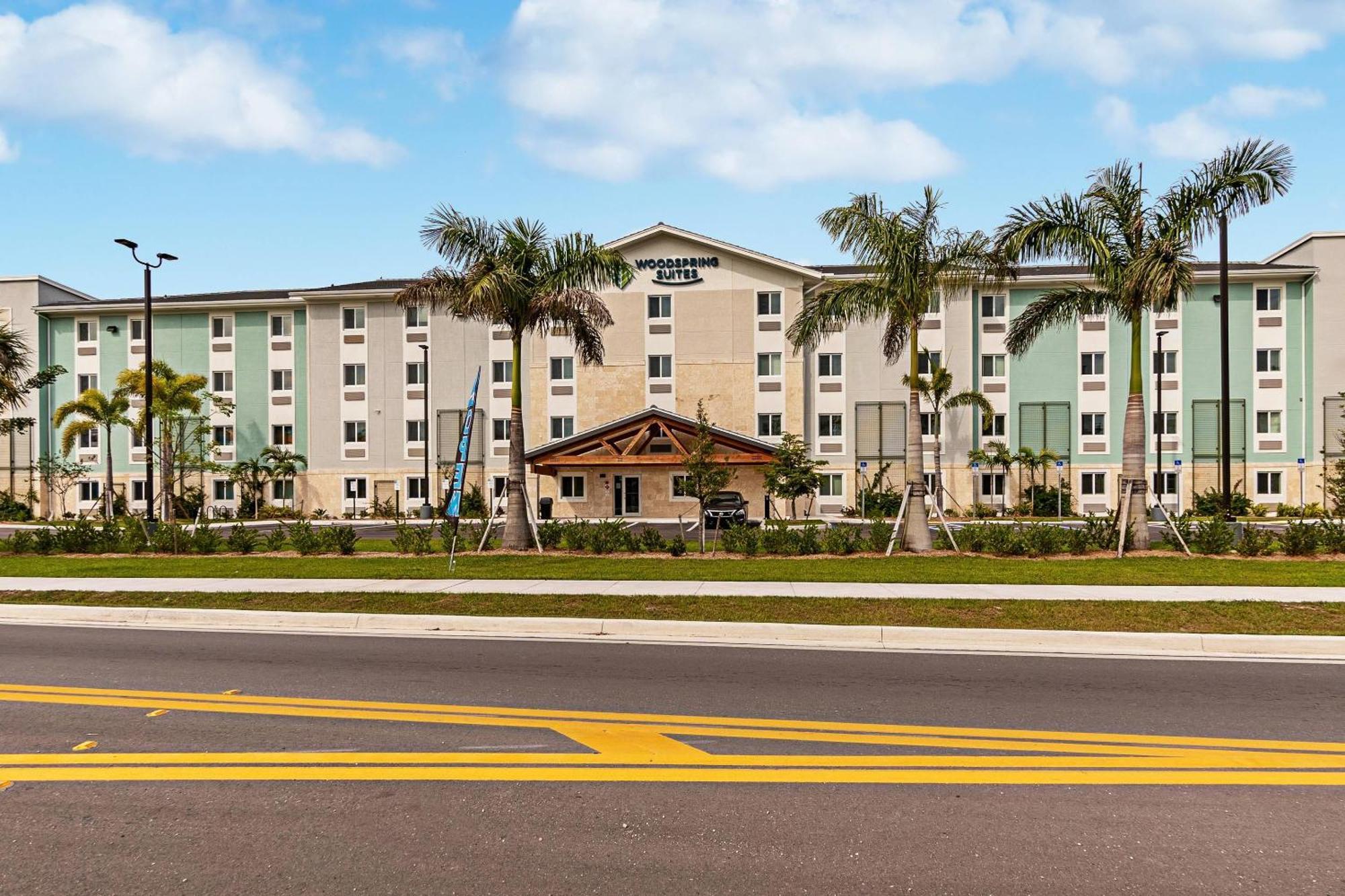 Woodspring Suites Naples Golden Gate Esterno foto
