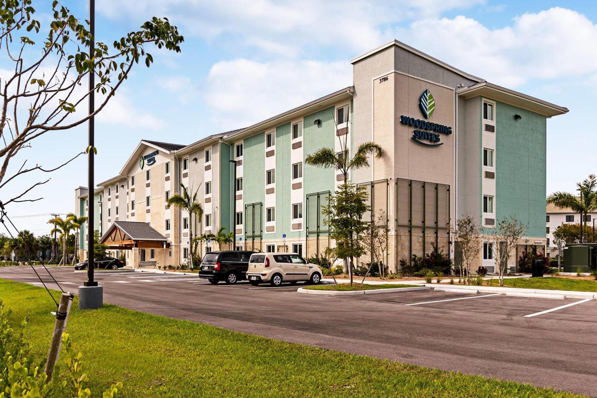 Woodspring Suites Naples Golden Gate Esterno foto